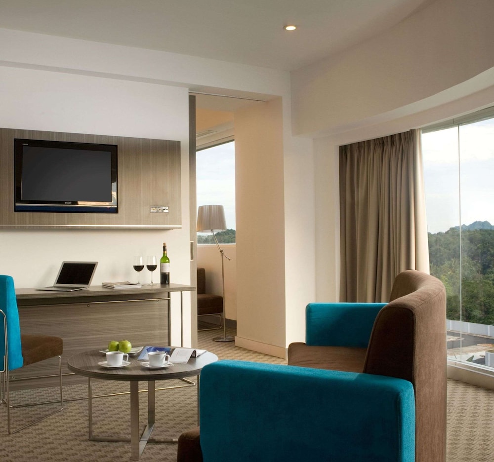Suite, 1 King Bed - Photo 12