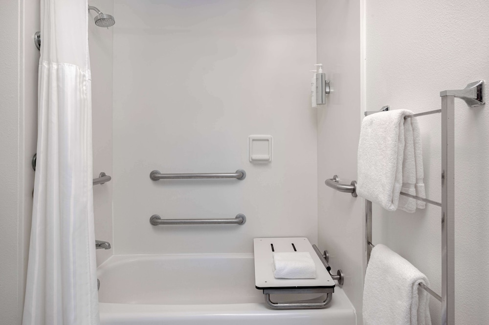 Room, 1 Queen Bed, Accessible, Bathtub (Mobililty) - Photo 2