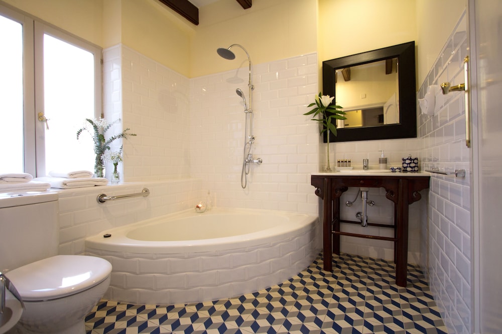 Premium Suite, 1 Bedroom, Private Bathroom - Photo 15