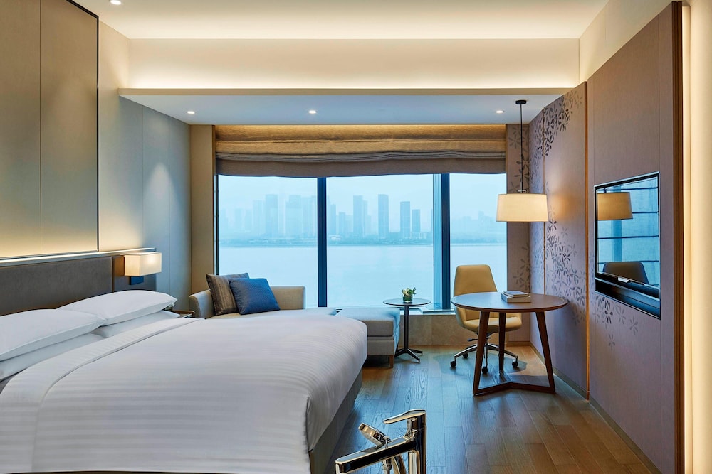 Club Room, 1 King Bed, River View photo 2