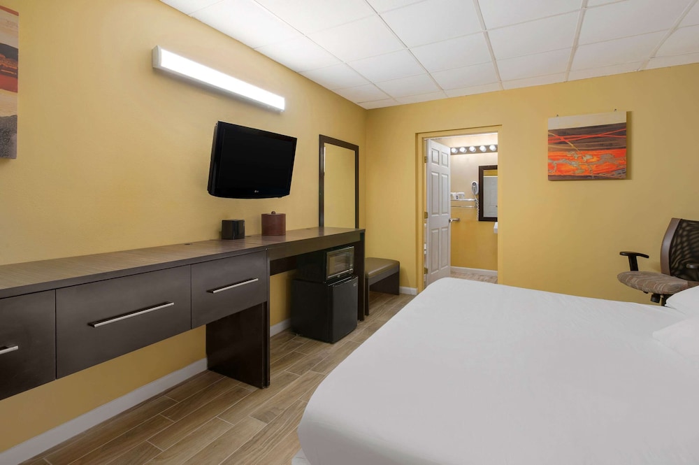 Room, 1 King Bed, Accessible, Non Smoking photo 3