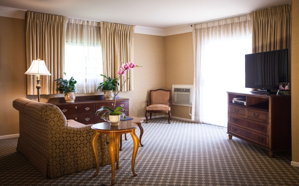 Suite, 2 Queen Beds, Balcony, City View (with Sofabed)
