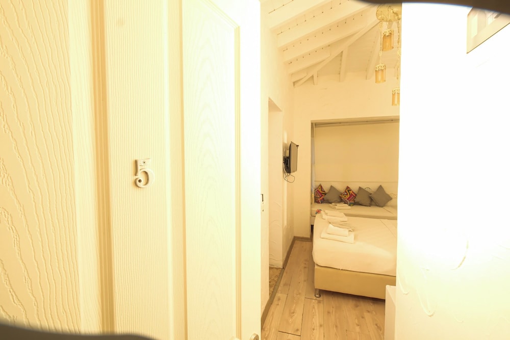 Triple Room, Pool View (Aquila) - Photo 18
