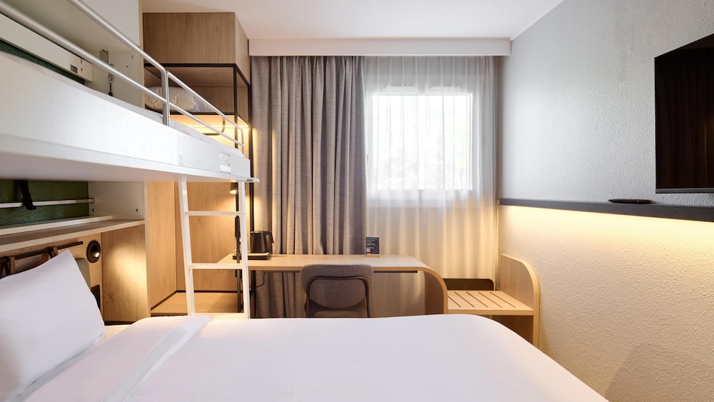 Standard Room, Multiple Beds - Photo 3