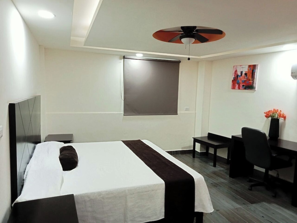 Deluxe Room, 1 King Bed photo 1