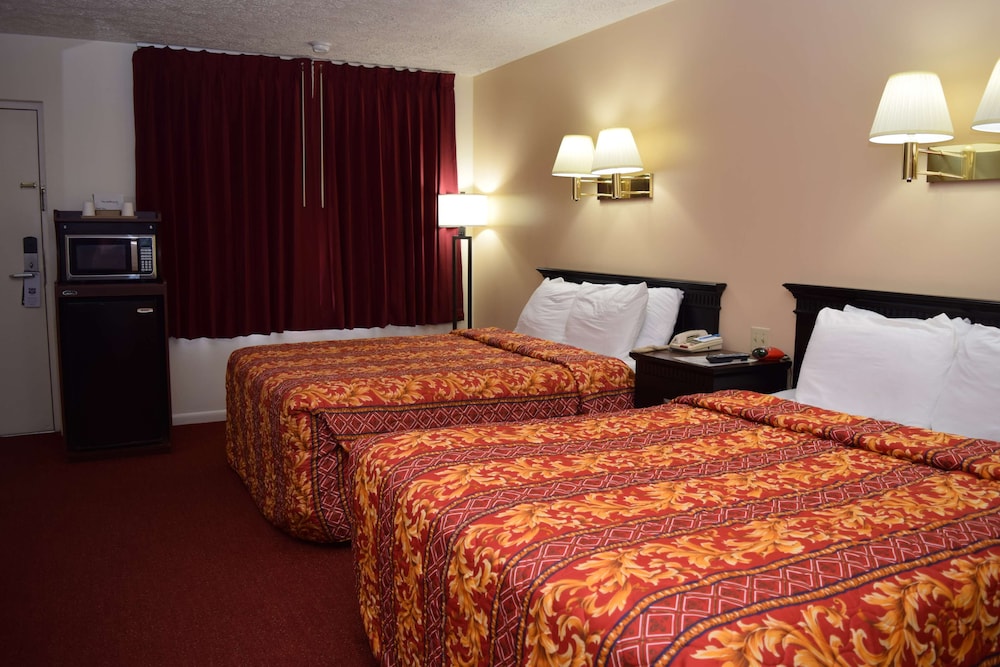 Deluxe Room, 2 Queen Beds, Smoking, Refrigerator & Microwave photo 3