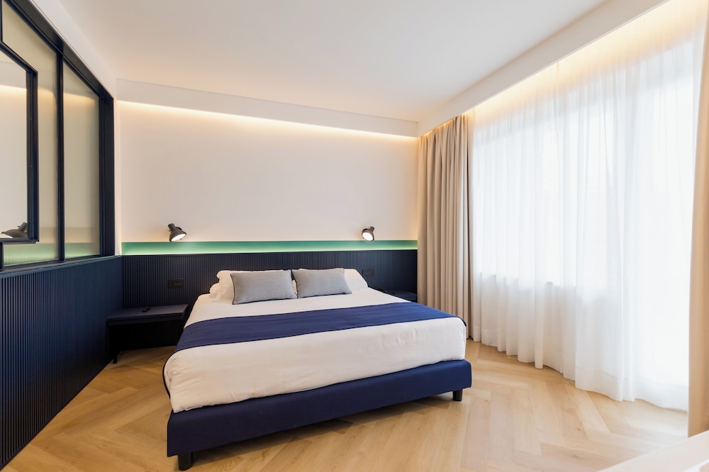 Suite - Photo 11