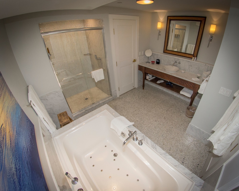Inn - Regal Suite w/ 1 King Bed photo 2