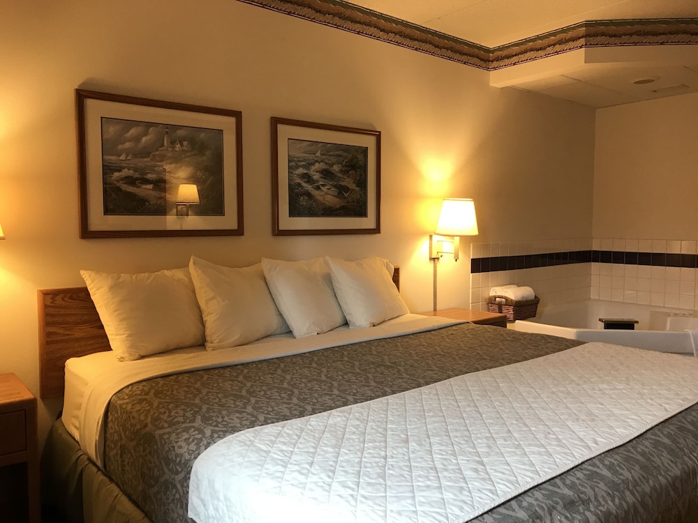 Standard Room, 1 King Bed, Non Smoking, Jetted Tub - Photo 5