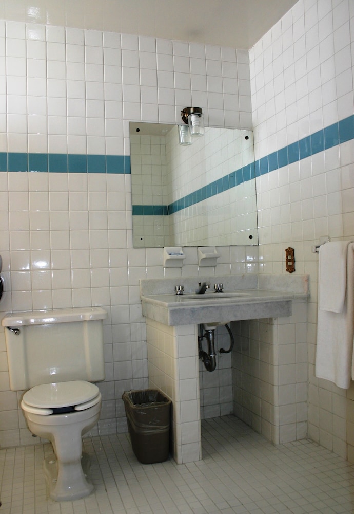 Economy Twin Room photo 3