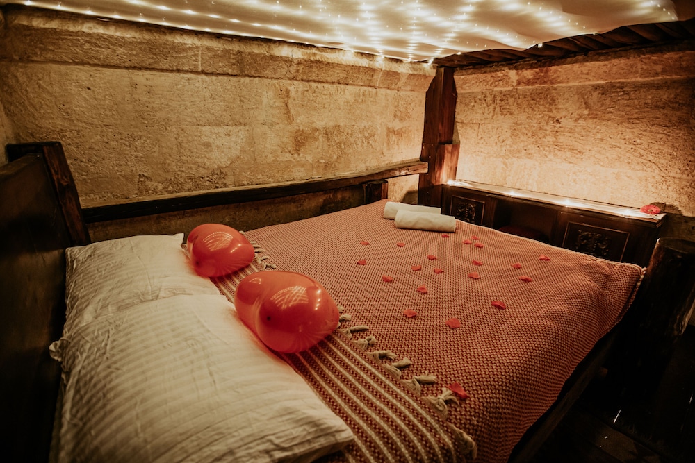 Honeymoon Room photo 2