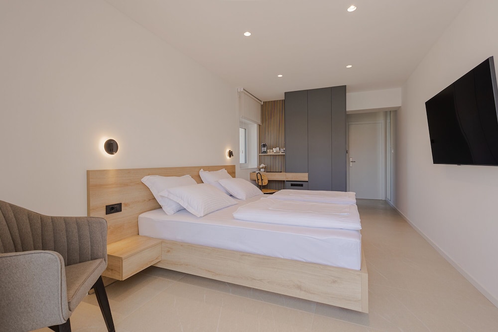 Superior Room, 1 King Bed photo 3
