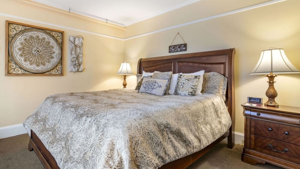 Superior 2 Queen Suite