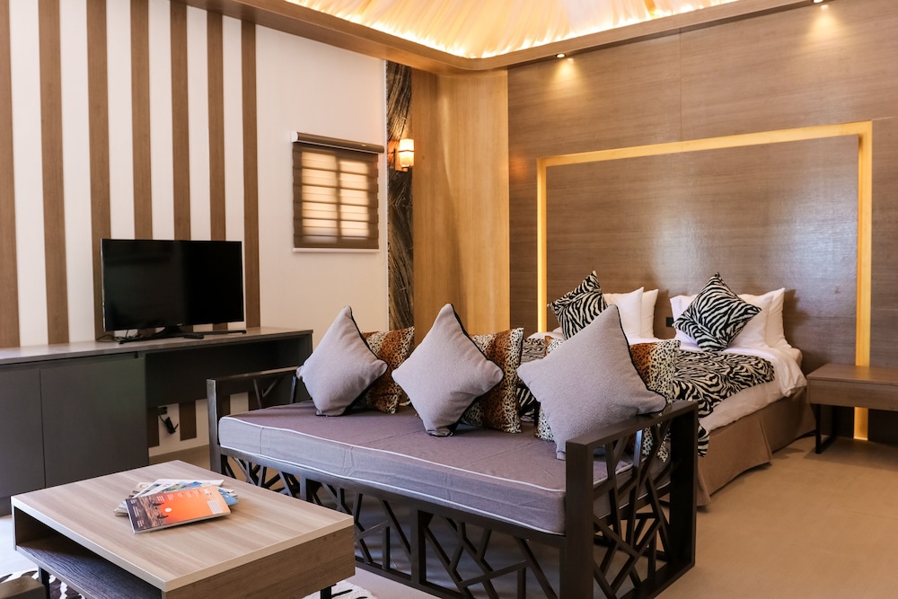Deluxe King Room - Photo 7