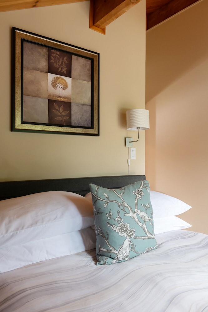 Superior Room, 1 Queen Bed photo 3