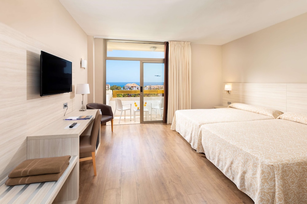 Standard Room (2 adults + 1 child) - Photo 3