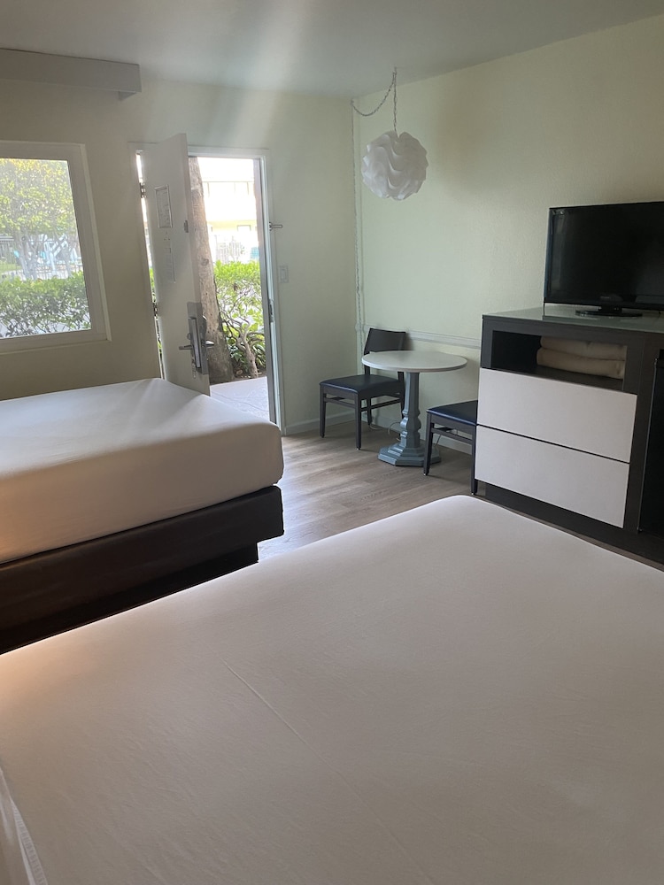 Standard Room, 2 Queen Beds - Photo 10