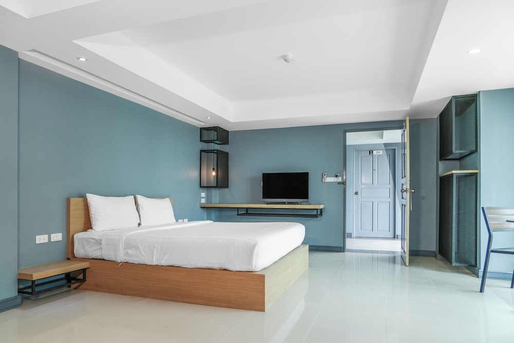 Deluxe Room, 1 King Bed, Lake View - Photo 4