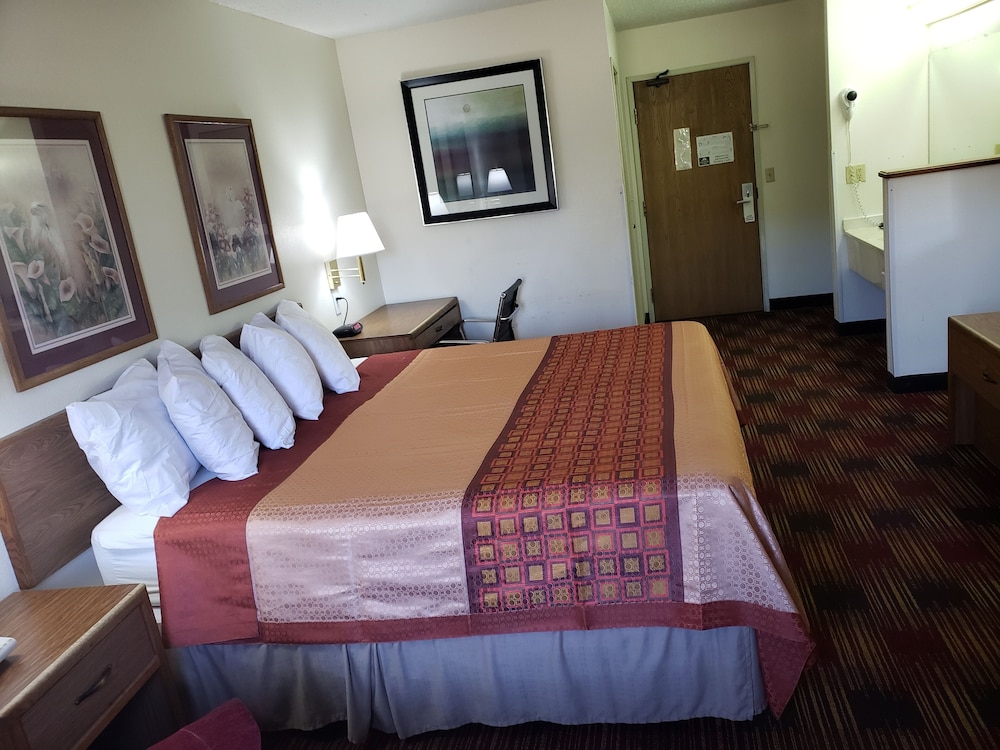Room, 1 King Bed, Non Smoking - Photo 4