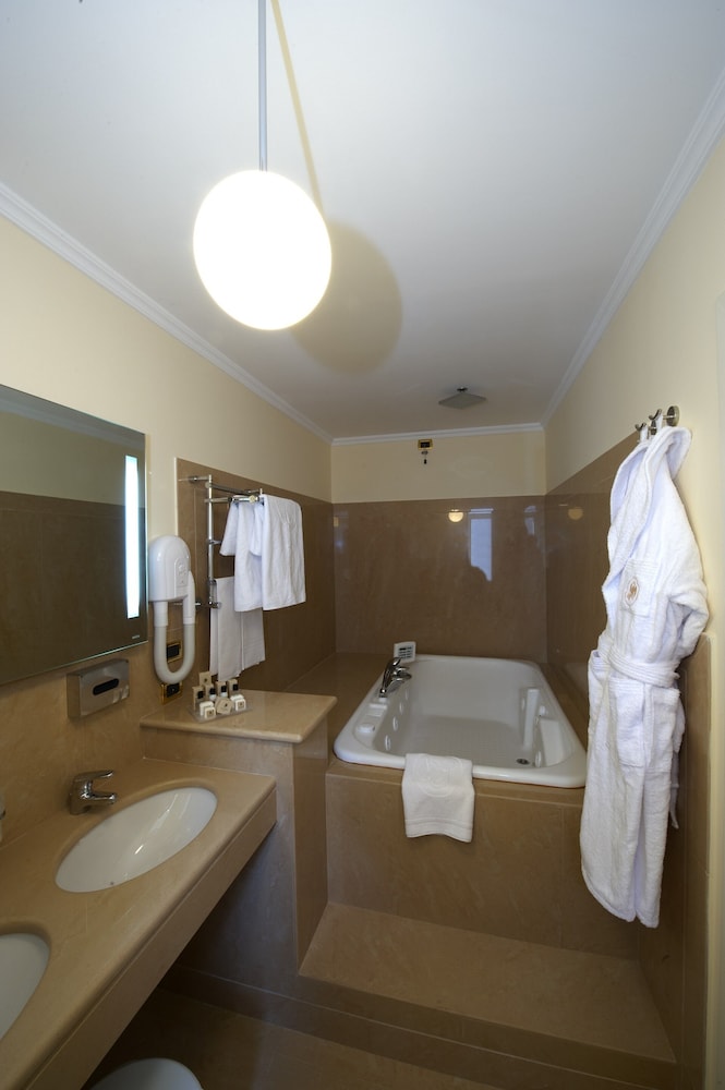 Deluxe Double or Twin Room - Photo 4