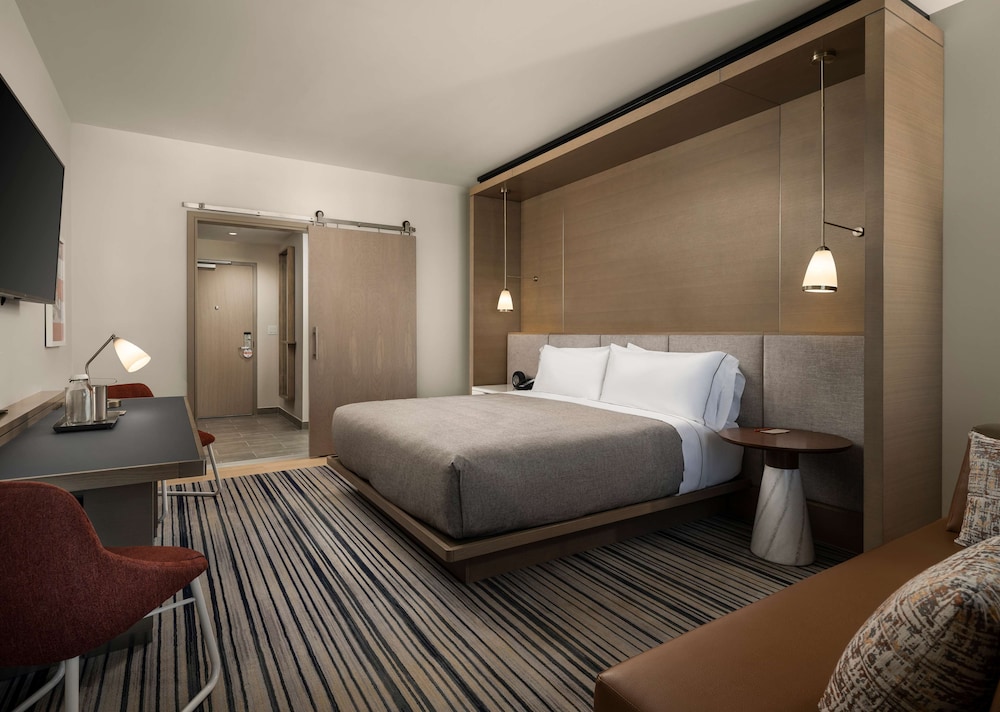Premium Room, 1 King Bed, Accessible (Hearing) - Photo 2
