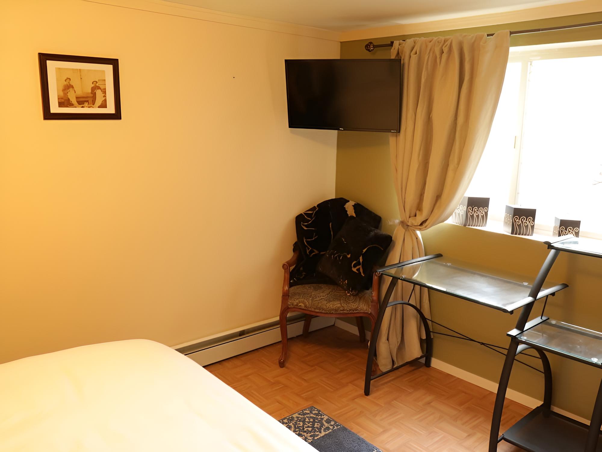Superior Double Room, 1 Queen Bed, Non Smoking, Refrigerator & Microwave photo 3