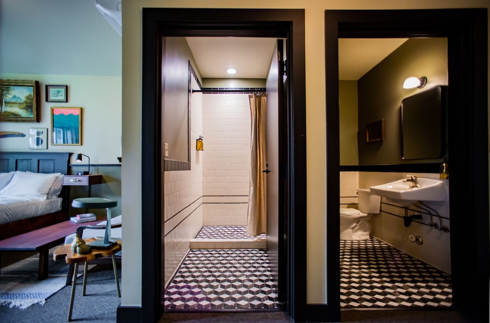 Basic Room, Multiple Beds, Shared Bathroom (Small Bunk Room with Shared Bath) thumbnail 6
