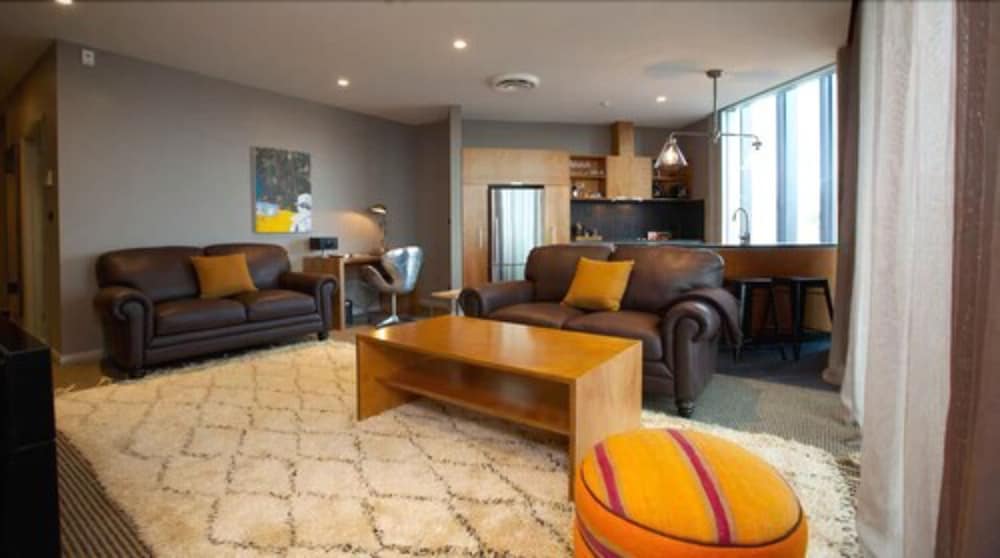 King Henry Suite thumbnail 5