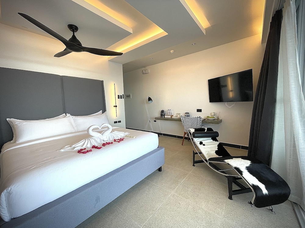 King Suite With Private Pool - Photo 6