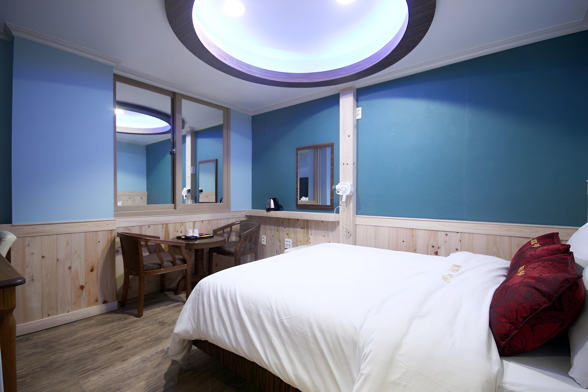 Room (Standard Room) - Photo 12