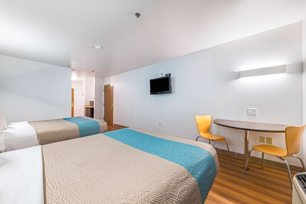 Deluxe Room, 2 Queen Beds, Non Smoking, Refrigerator & Microwave