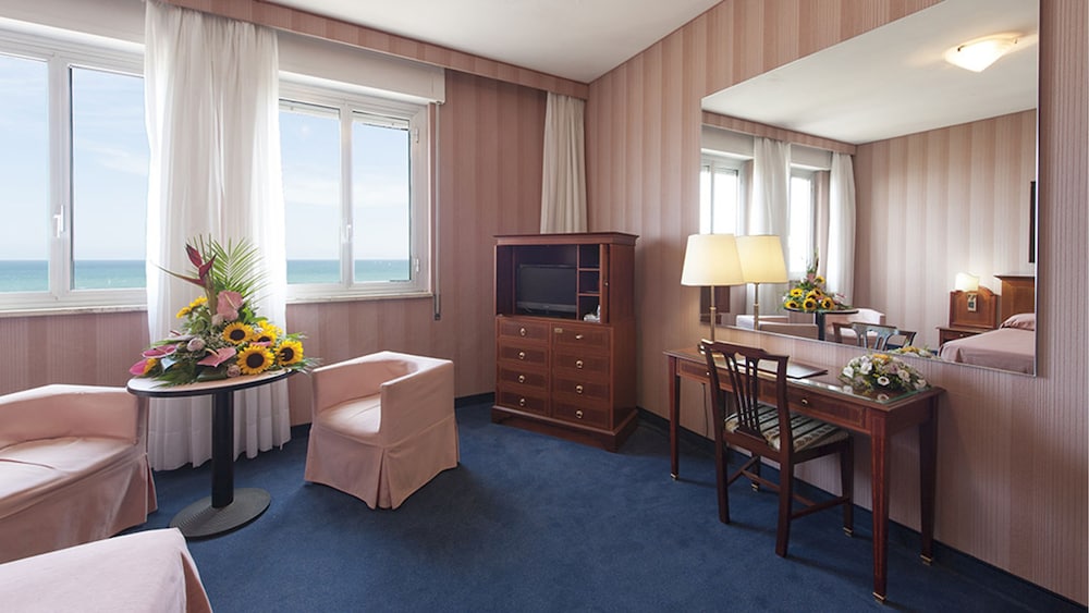 Standard Double or Twin Room, Sea View - Photo 1