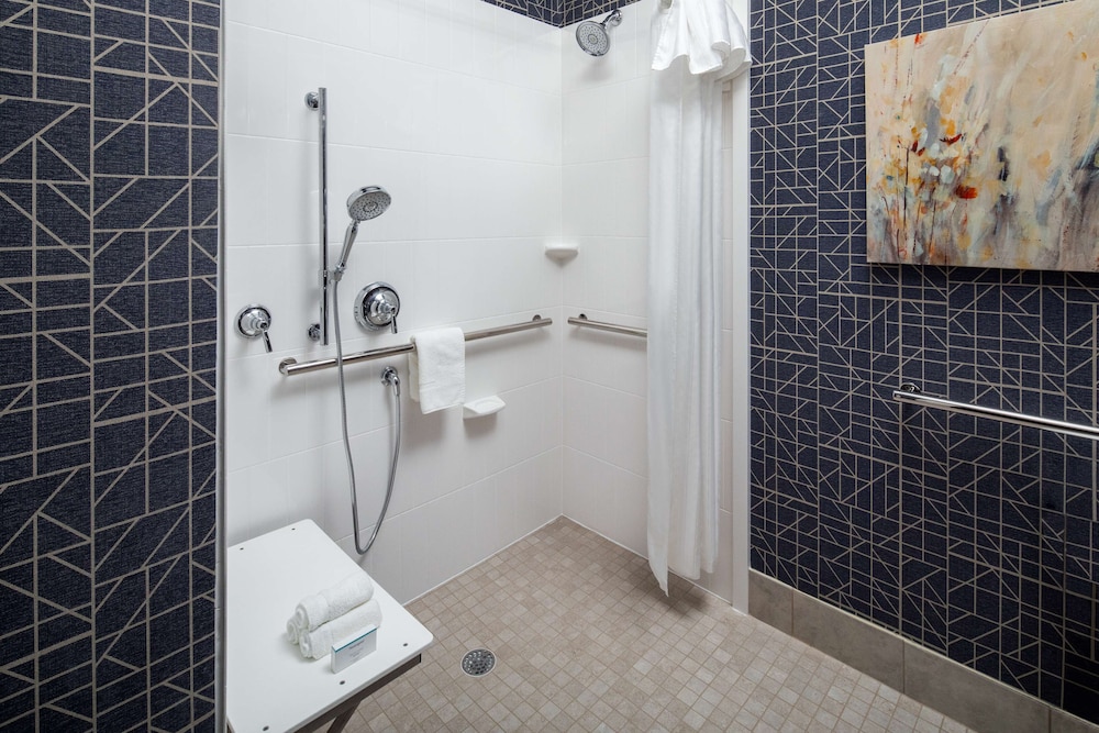1 Queen, Mobility Accessible, Transfer Shower, Suite, Non-smoking - Photo 7