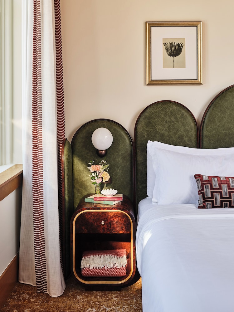 Classic Room, 2 Queen Beds (Deluxe)