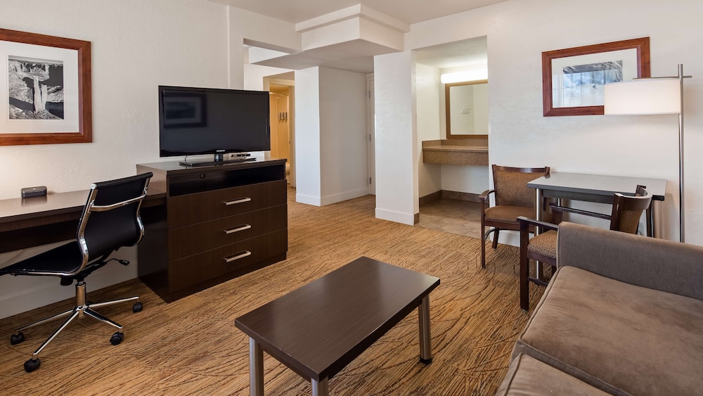 Suite, 1 King Bed, Non Smoking, Refrigerator & Microwave - Photo 4