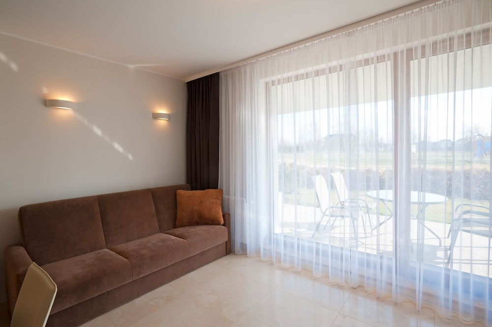 Room (B2)