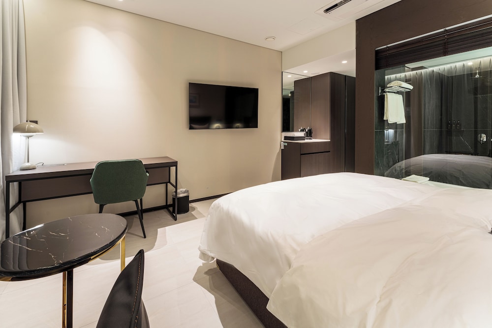 Deluxe Room, Balcony - Photo 9