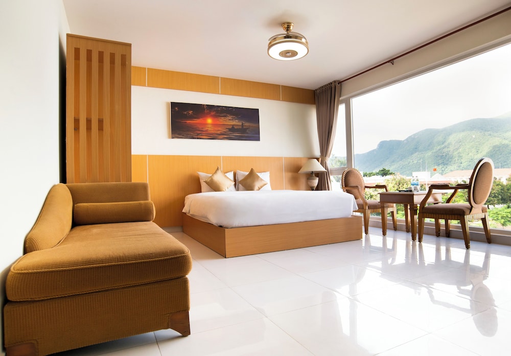 Deluxe Room, 1 King Bed, Mountain View - Photo 1