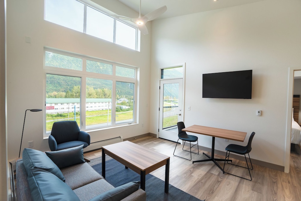 Double Room Single Use, 2 Queen Beds, Balcony, Mountain View photo 3
