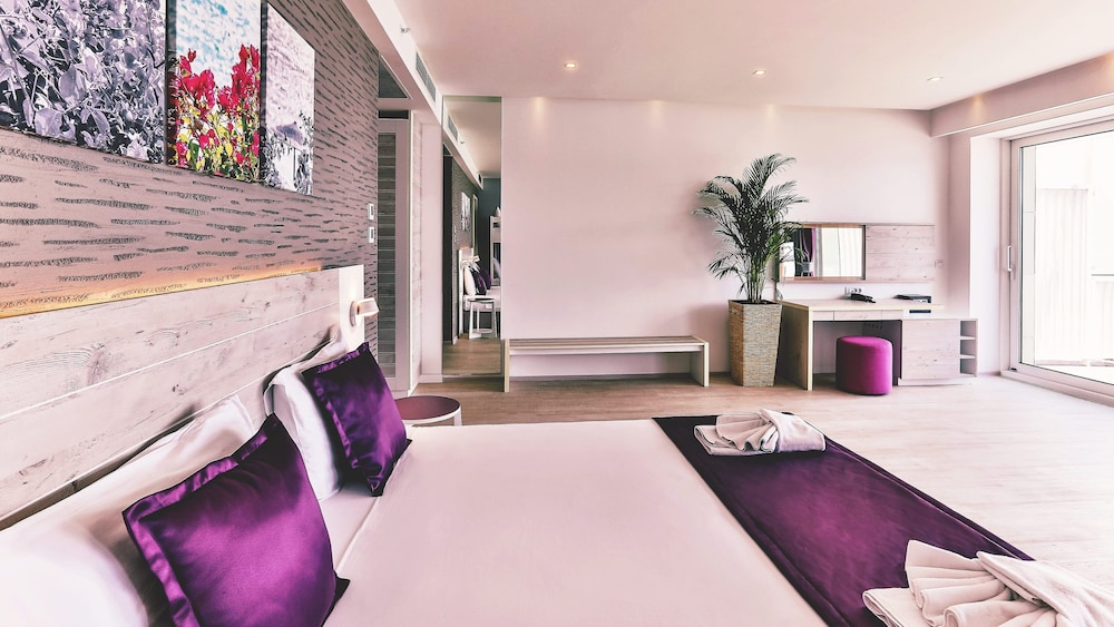 Family Room, Multiple Beds, Partial Sea View photo 3