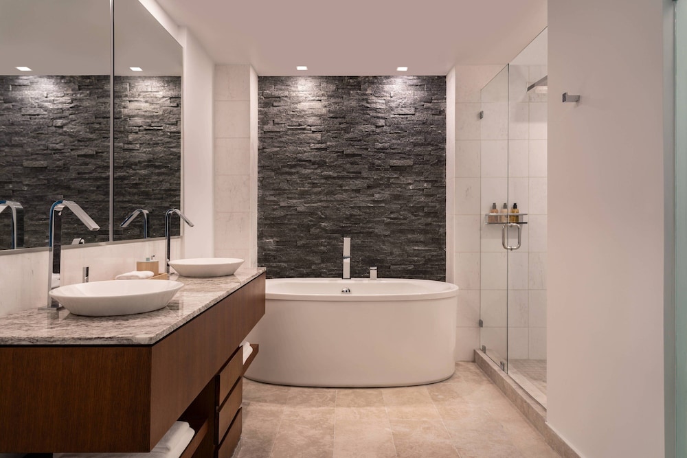 Club Junior Suite, Club lounge access, Junior Suite, 1 King - Photo 4