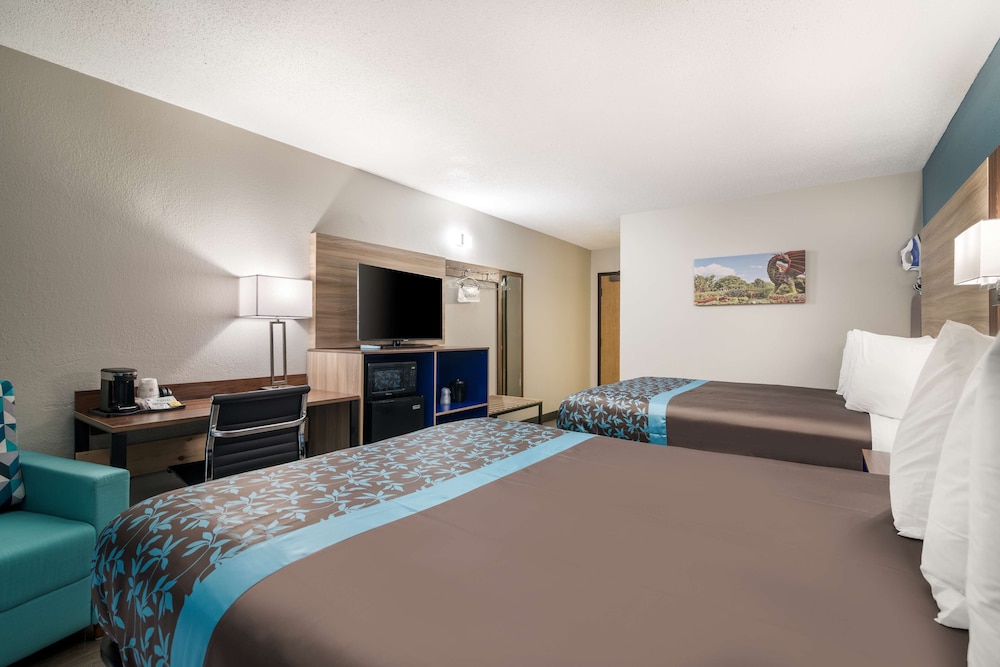 Standard Room, 2 Queen Beds, Non Smoking, Refrigerator & Microwave photo 3