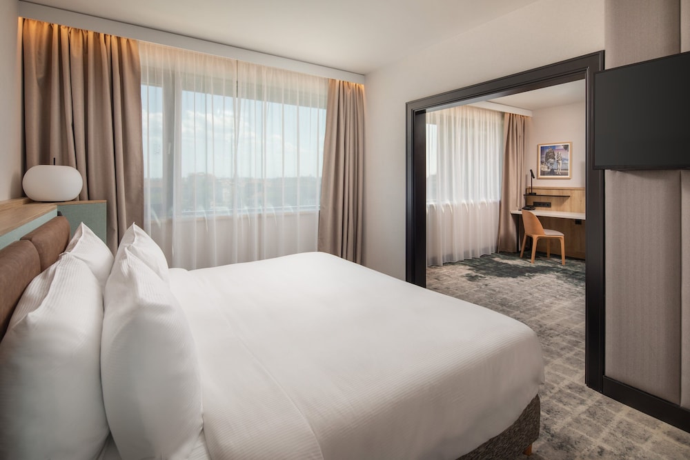 Junior Suite, 1 King Bed (Seating Area) - Photo 1