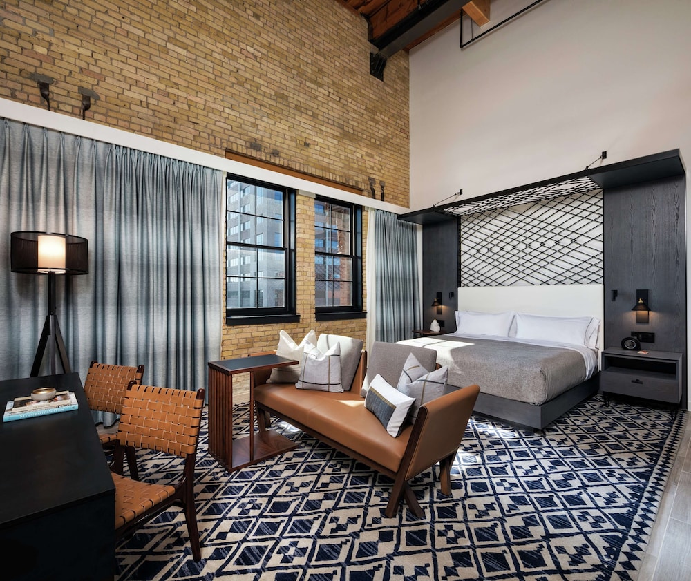 Junior Suite, 1 King Bed, Accessible, Bathtub