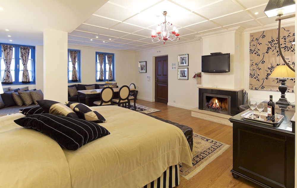 Deluxe Suite, 1 King Bed with Sofa bed photo 3