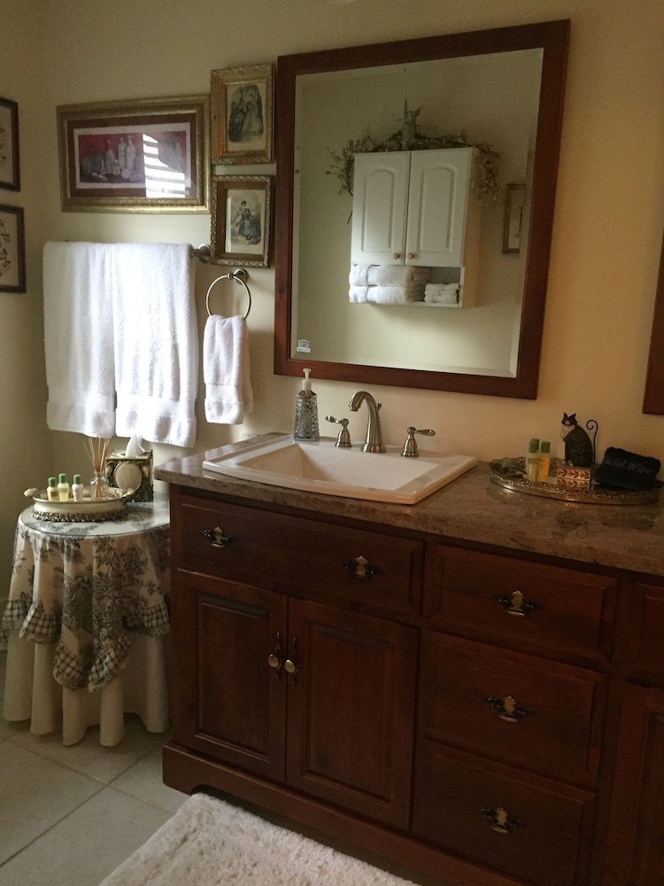 Superior Double Room Single Use, 1 Queen Bed, Jetted Tub, Garden View (Creme de le Creme ) photo 3