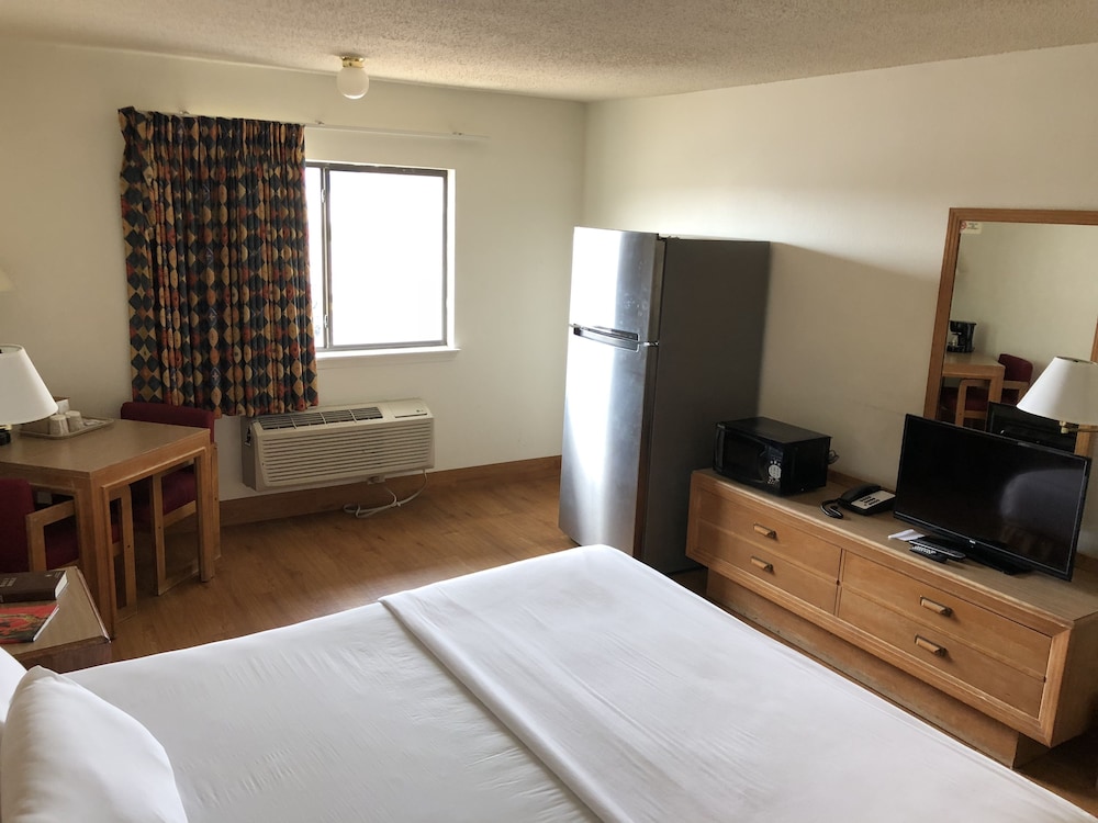 Standard Room, 1 King Bed, Non Smoking photo 2