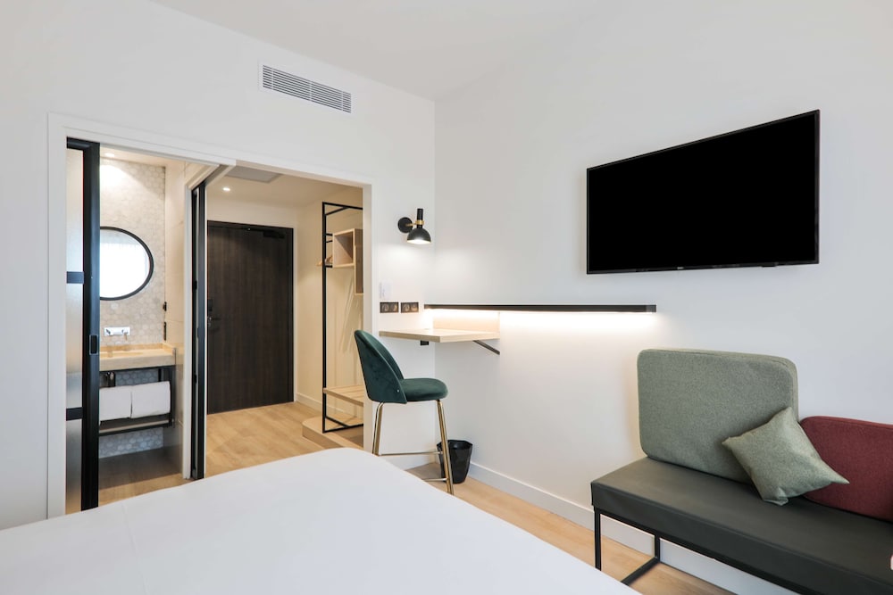 Standard Room, 2 Twin Beds - Photo 11