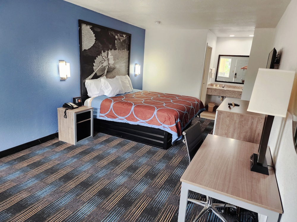 Suite, 1 King Bed, Smoking photo 2