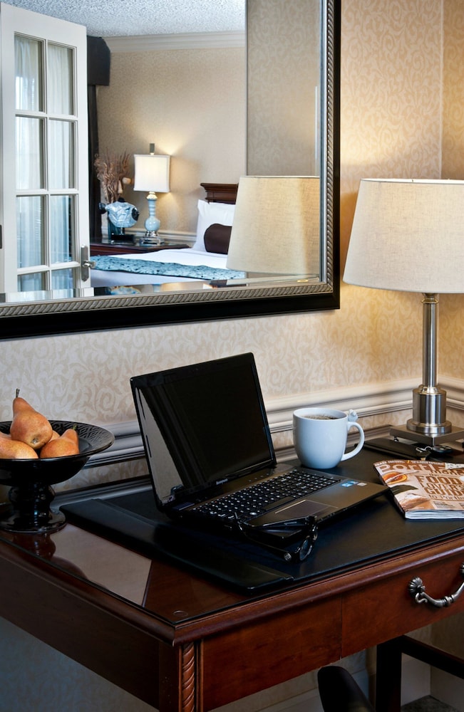 Suite, 1 King Bed (Columbia)